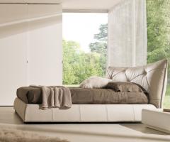 Letto matrimoniale con testiera in pelle