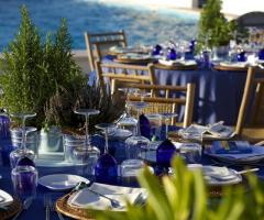 MIse en place blu e centrotavola di erbe aromatiche per le nozze