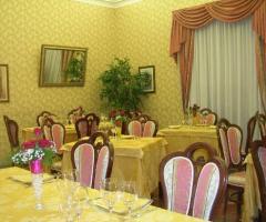 Interno sala gialla presso il ristorante per matrimoni Ristorante Il Portico