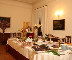 Tavoli allestiti per il ricevimento di matrimonio