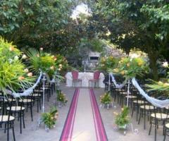 Cerimonia di matrimonio nel parco della location di matrimonio