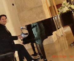 Gruppo Taeda Band per matrimoni - Roberto al pianoforte a coda