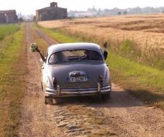 Gli sposi in auto d\'epoca