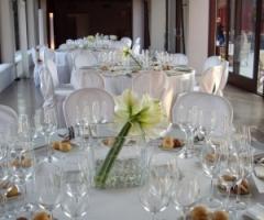 Allestimento sala per il ricevimento nuziale