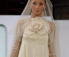 Vestito da sposa con velo impalpabile e applicazione di rose