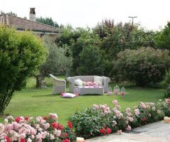 Giardino con divani per il matrimonio