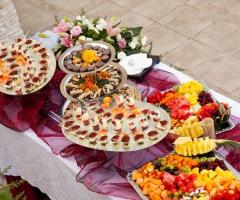 Antipasto di matrimonio servito in giardino