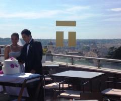 Gli sposi durante il taglio della torta