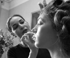 Sonia Sangiorgio mentre realizza un trucco sposa