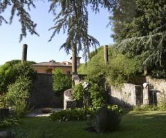 Il parco della villa con le rovine romane