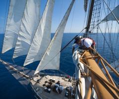 Prodiere al lavoro sul veliero