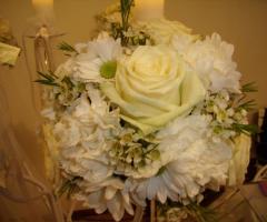 Rose bianche e peonie bianche