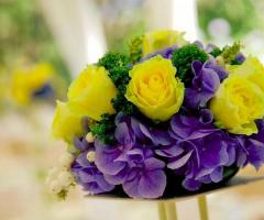 Viole e rose gialle per il matrimonio