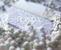 Raffinata partecipazione Vanilla fatta a mano con motivi a rilievo nei colori del bianco e dell'avorio.
All'interno è ubicata una tasca per riporre l'invito.

Linda Wedding Design fatto a mano
www.lindaweddingdesign.com