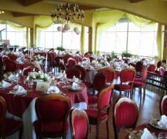 Sala allestita per il banchetto nuziale