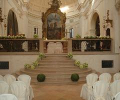 Allestimenti floreali eleganti per il matrimonio in chiesa