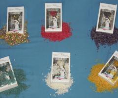 Riso colorato per gli ospiti al matrimonio