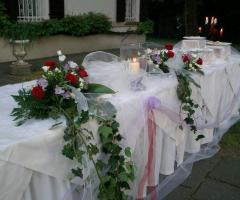 Allestimento con fiori, tulle e candele per il tavolo del buffet
