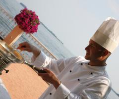 Lo chef prepara il menu del matrimonio