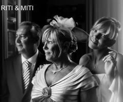 Fotografia della sposa con i genitori