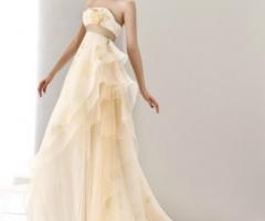 Giochi di veli e di colori per un abito da sposa dai tessuti pregiati ed eleganti