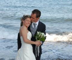 Sposi in riva al mare