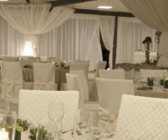 Allestimento tavoli sala interna