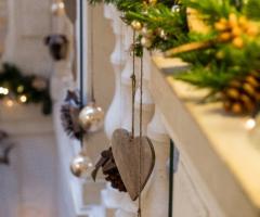 Allestimento con cuori in legno e pigne