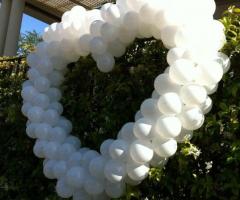 Cuore di palloncini per decorare il matrimonio