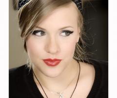 Occhi con eye liner e rossetto rosso per la sposa