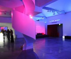 Illuminazione fucsia per la sala del matrimonio