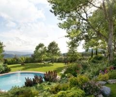 Il giardino e la piscina della tenuta