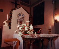 Fiori per l'altare della chiesa