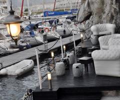 Divanetti vista porto per il matrimonio