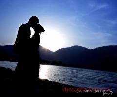 Sposi immortalati in un gioco di ombre e colori