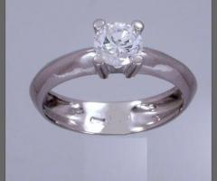 Anello solitario in oro bianco 18 kt  con diamante.