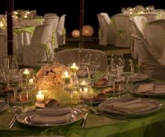 Tavolo allestito per il ricevimento di matrimonio