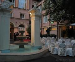 Allestimento per il ricevimento di nozze all'aperto nella corte di Domus Talenti