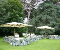 Allestimento del ricevimento nuziale in giardino