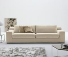 Divano dalle linee sobrie