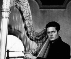 Andrea Bonaldo posa con la sua arpa