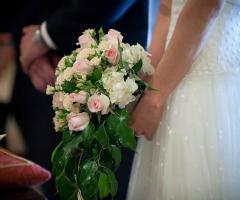 Bouquet della sposa di rose rosa