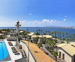 Esterno con piscina e vista mare presso Grand Hotel Minareto