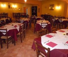 Ampia sala interna per ricevimento di matrimonio presso l'agriturismo Masseria Pezza del Medico