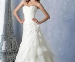 Splendido abito da sposa dalla linea semplice ed originale