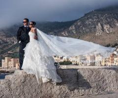 Foto sposi sulla scogliera