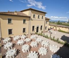 Allestimento dei tavoli di nozze all'aperto