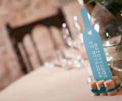 segnatavolo matrimonio a tema vino e color ottanio