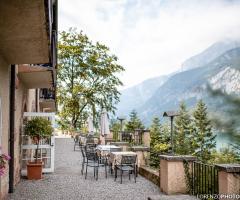 Terrazza per l'aperitivo sul lago con vista sulle Dolomiti