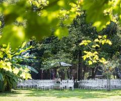 Il gazebo nel parco secolare allestito per il rito civile